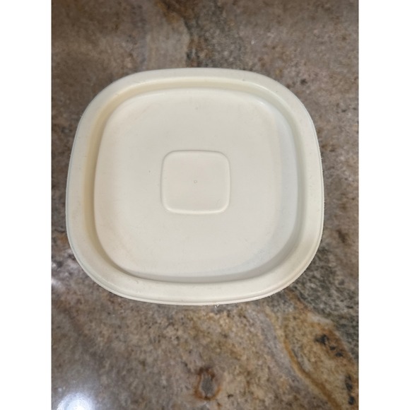 Rubbermaid Servin' Saver #6 3qt Container Almond Lid - Picture 2 of 6